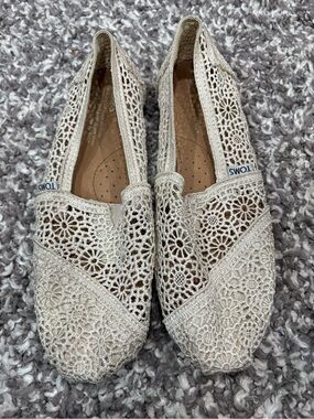 TOMS Women's Lace Crochet Slip-On Flats in Cream Size 8